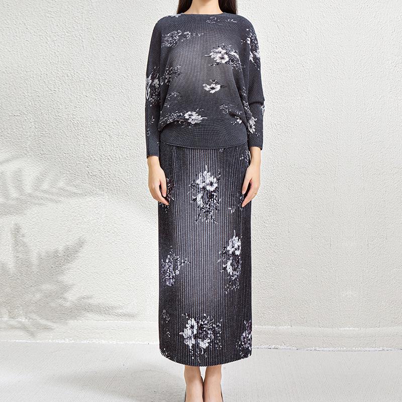 

Европейско-американский комплект плиссированного топа и миди-юбки с разрезом сзади, омолаживающая мода с рукавами «летучая мышь» – Женский комплект из двух предметов Back Slit Midi Skirt