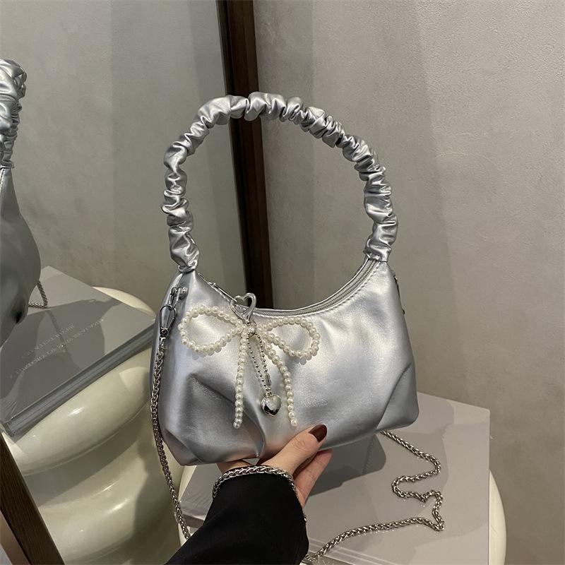 

2025 new foreign niche bag female senmeng trend chain messenger bag super fire fold handbag серебряный