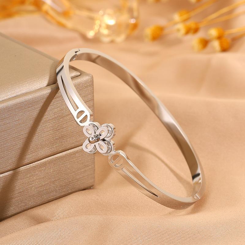 The New Four-leaf Clover Is a Light Luxury, High-end, Fashionable and Versatile Bracelet for Your Besties. 17CM