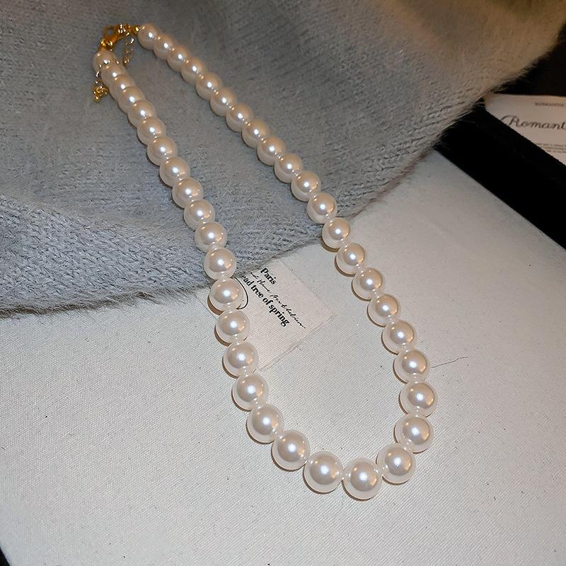 Fashion versatile color matching pearl necklace retro niche high-end sense collarbone chain personality light luxury design sense necklace women