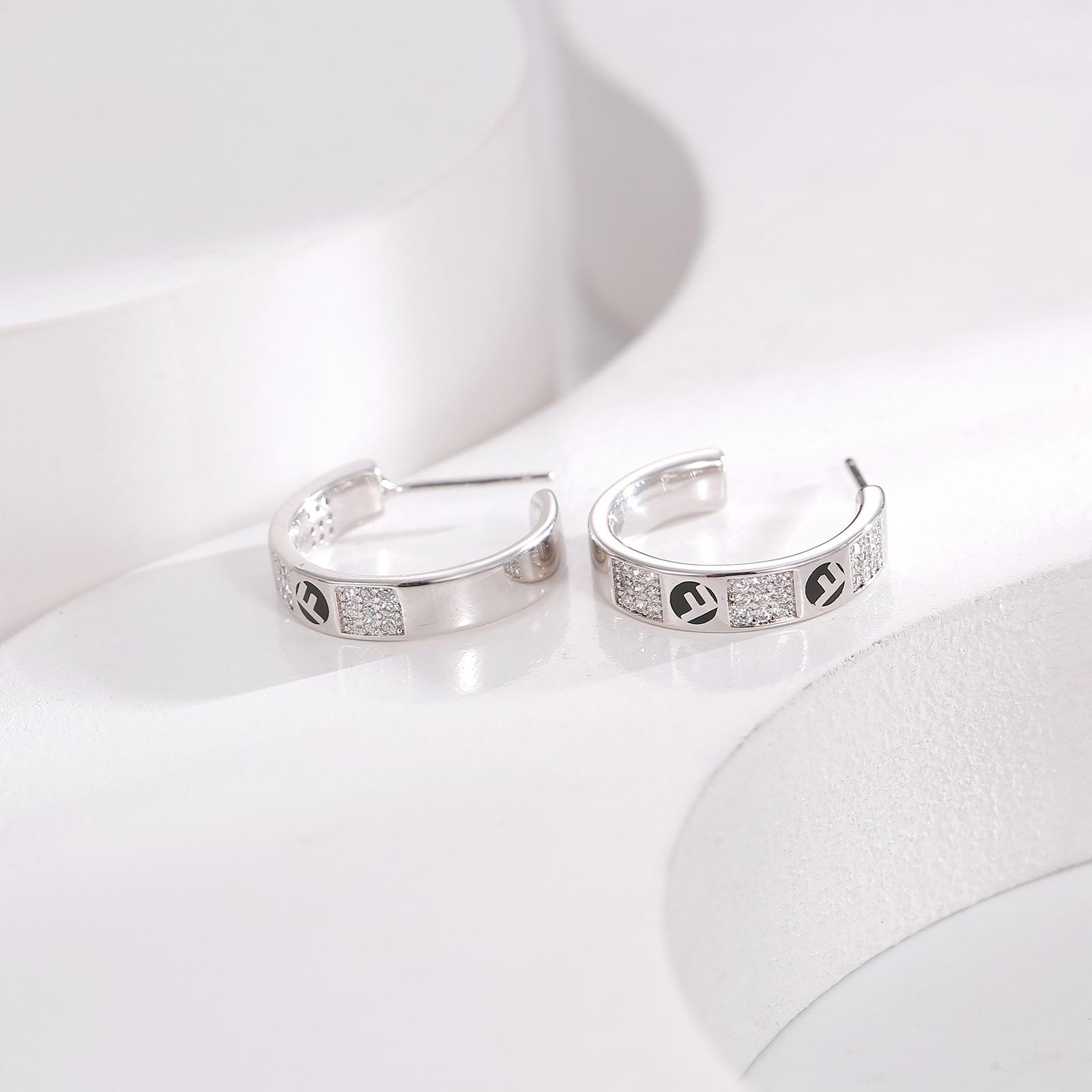 

Модные универсальные серьги OL commuter с высоким чувством и буквенным цирконием, серебряные игольчатые серьги s925, легкие, роскошные, элегантные, изысканные, модные