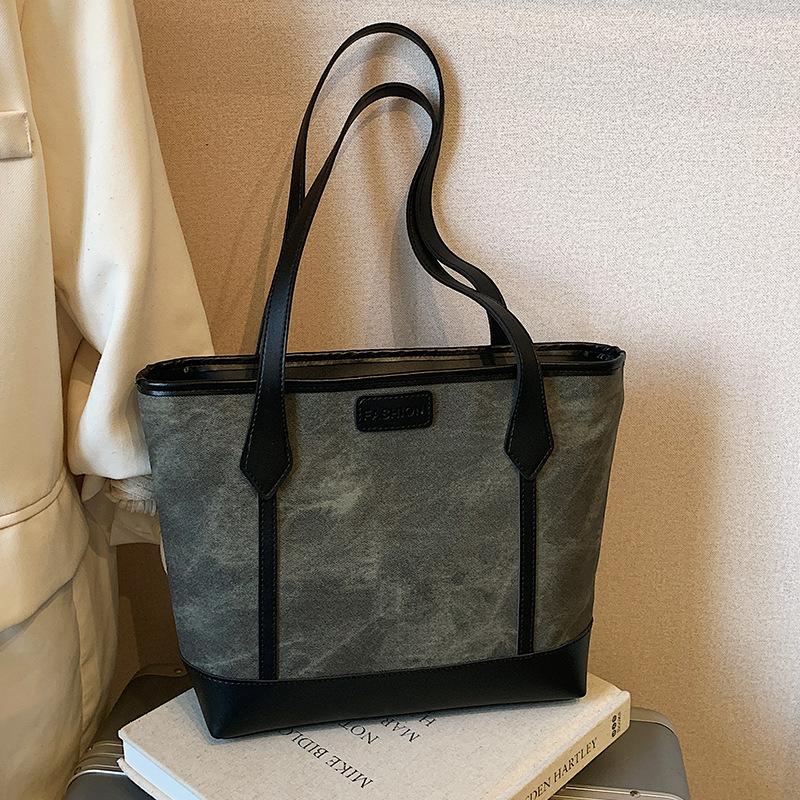 

Trendy Fashion Texture Large Capacity Autumn 2025 Pendant Frosted Commuter Vintage Underarm Shoulder Tote Bag Women