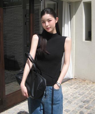 Lugkaeseuteu Orian Mock Neck Slim Sleeveless Knit Top_Black