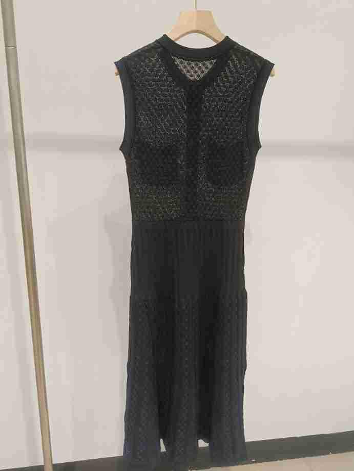 Bezrękawnikowa Sukienka w Stylu Light Luxury z Przerabianym Wzorem, Długa za Kolano, z Szerokim Rozkloszowaniem – Smukły, Elegancki Styl Damski