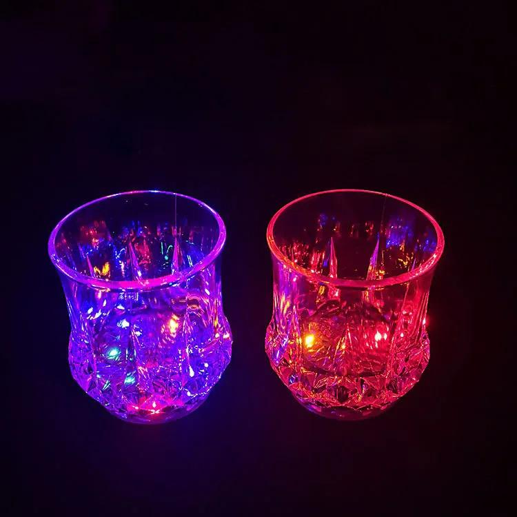 Neuer Leuchtender Ananas Bierkrug Bar Bunt Leuchtend Wassergießen Lichtinduktion Licht Kreativer Leuchtender Plastikbecher