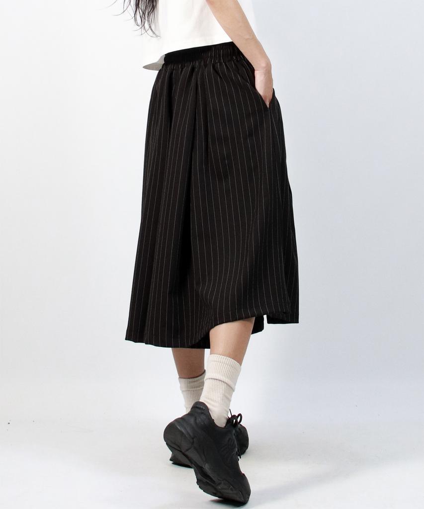 Deumakeu Real Wide Two Tuck Stripe Bumuda Pants - Black