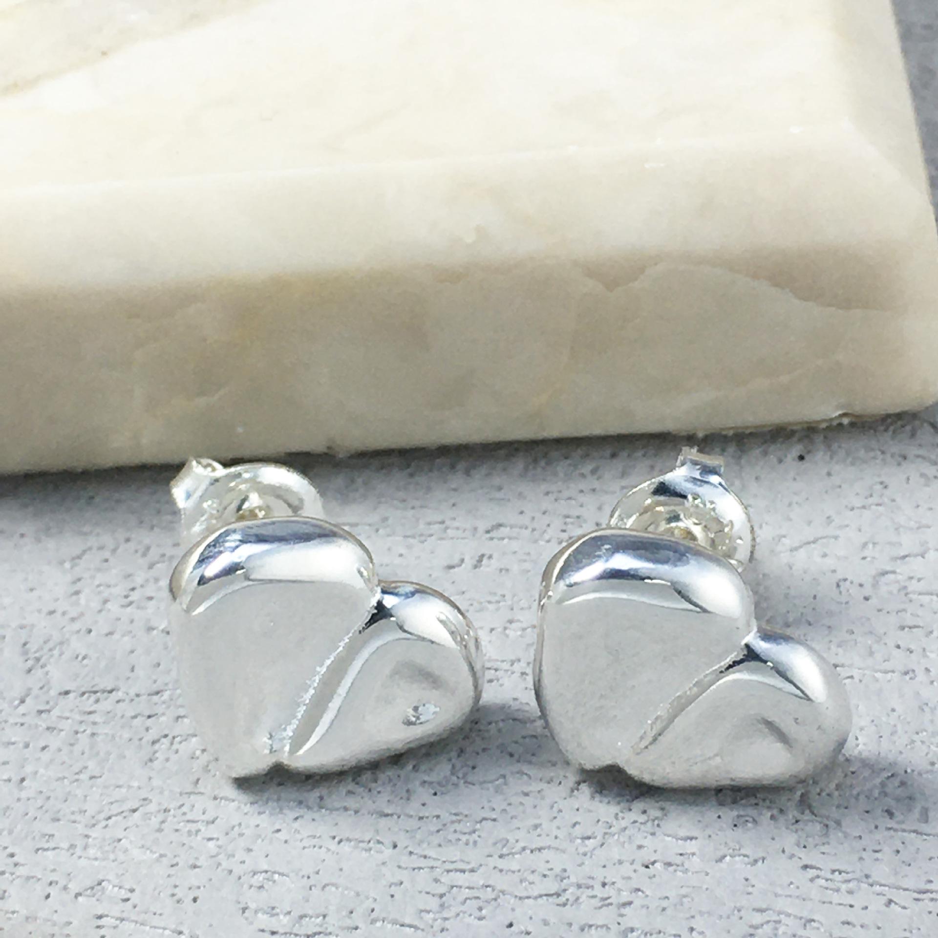 UNOde50 European  American Silver-Plated Heart Cross Earrings: High-End, Niche, Sweet  Cool Design for Women Electroplated