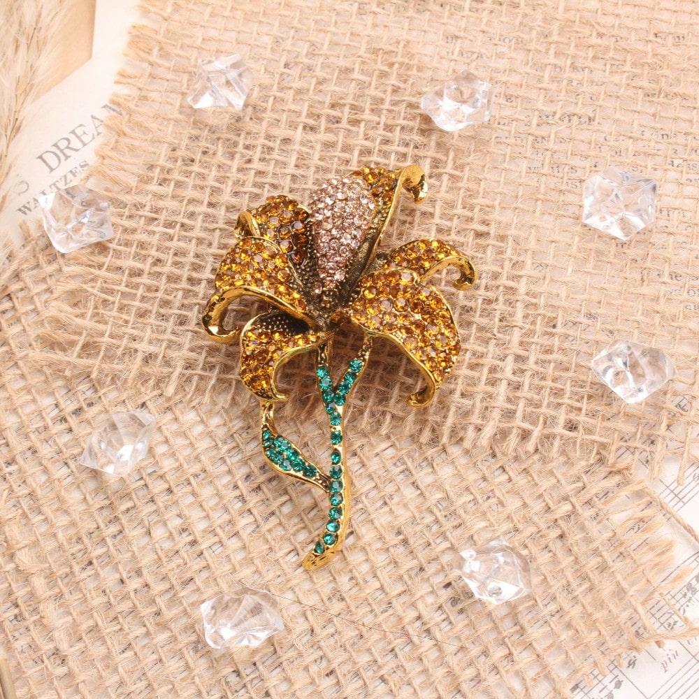 

Vintage Lily Brooch, Gold Tone Orange Pink Rhinestone Green Enamel Floral Fashion Pin коричневий