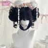 Sztuczna peruka Lolita z podwójnym kokiem loków, zawiera baczki i proste grzywki. Nadaje się dla kobiet do noszenia na co dzień, na wakacje, cosplay.
