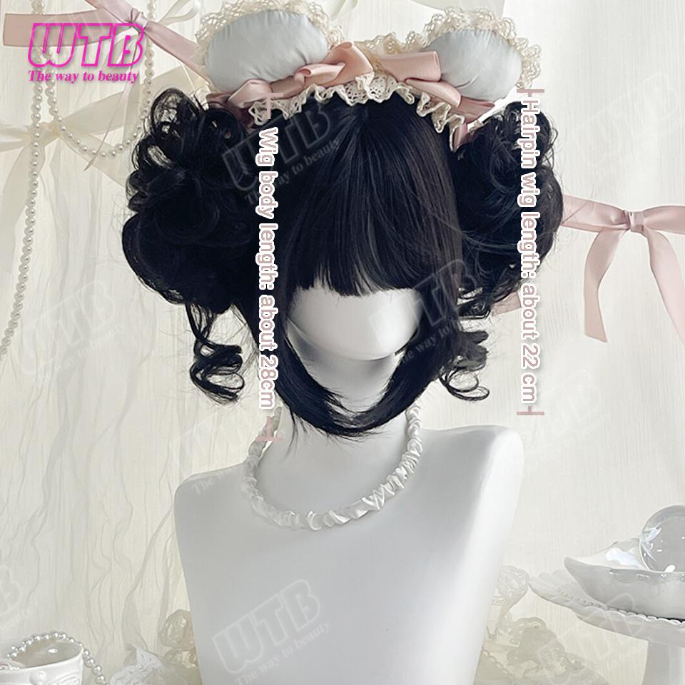 Sztuczna peruka Lolita z podwójnym kokiem loków, zawiera baczki i proste grzywki. Nadaje się dla kobiet do noszenia na co dzień, na wakacje, cosplay.