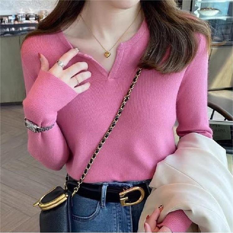 

Белая вязаная базовая рубашка для женского весенне-осеннего нижнего белья 2025 новая нишевая кофта с V-образным вырезом и чувством дизайна, облегающий свитер 2043-311 (average size) розы красного