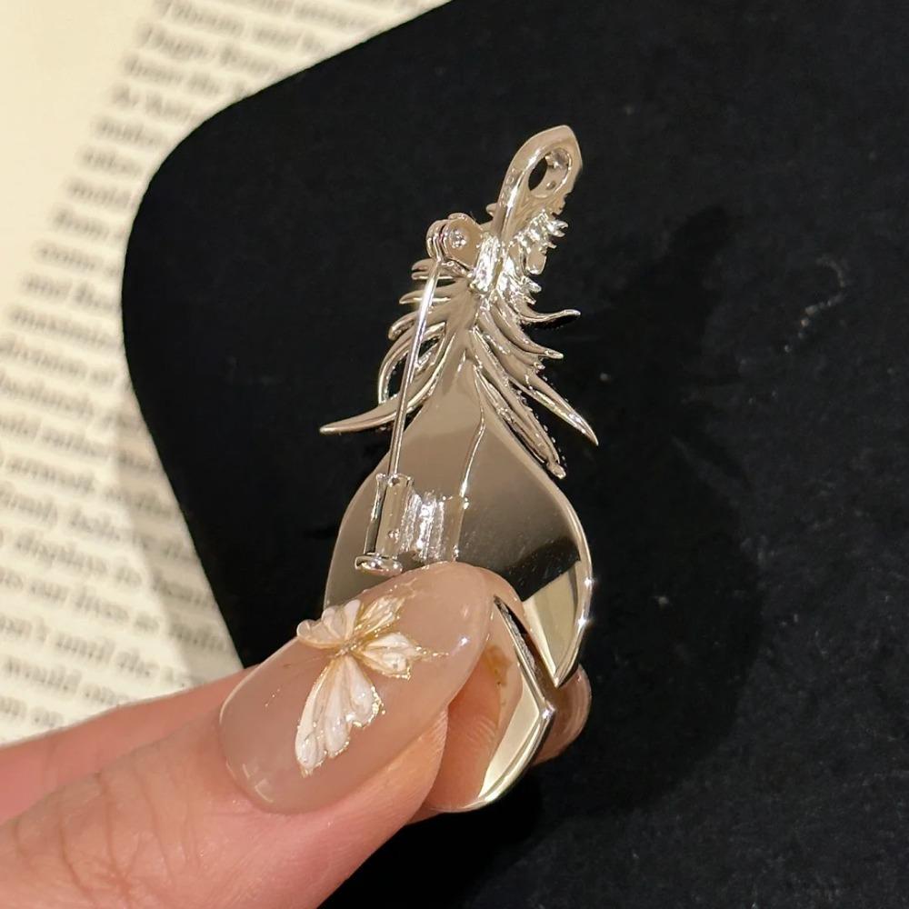 Vintage Style Feather Necklace with Wing Brooch Pendant Two in One Light Luxury Elegant Fashion Jewelry