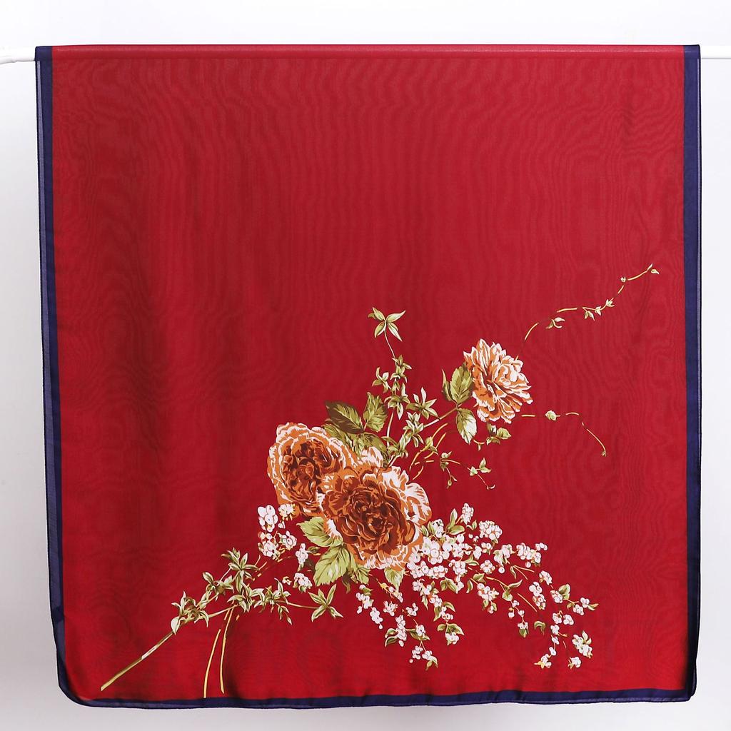 Orta Uzunlukta İpek Eşarp Şen Kırmızı Anneler İçin Hediye Çiçekli Tasarım Basit Nefes Alabilen Güneşten Koruyucu Şal Eşarp