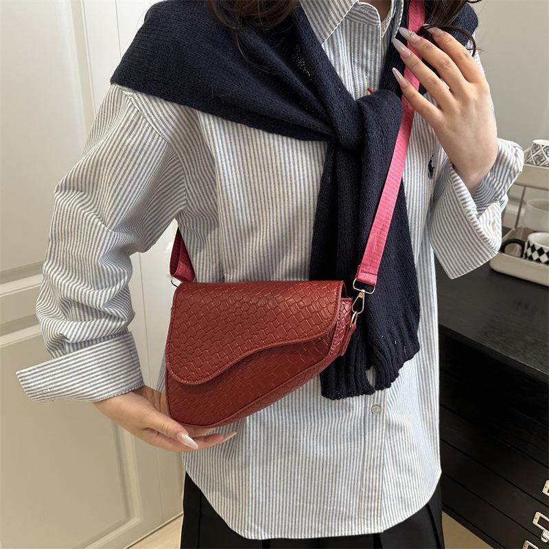 Summer retro special-shaped niche design 2025 new fashion versatile trend messenger bag simple casual shoulder bag