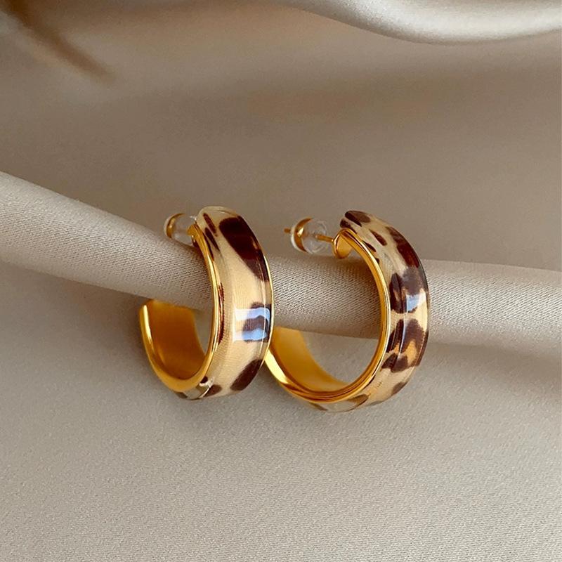 Light luxury retro C-shaped leopard print earrings women s design earrings with unique personality earrings