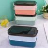 Dwupoziomowy lunchbox z przegródkami Zawiera widelec/łyżkę Łatwy do czyszczenia Wygodny w użyciu