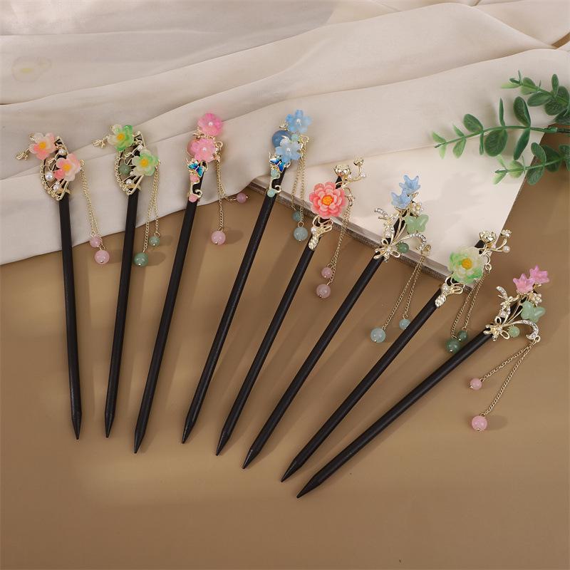 Ebony Style Tassel Hairpin: Vintage Wooden Hair Accessory for Women, Perfect for Simple Updos and Ancient Costume Adornments