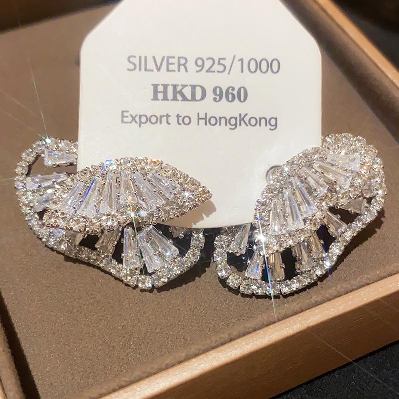 Orecchini Vintage a Forma di Pera con Perle e Intarsi di Diamanti - Stile Retrò, Lusso Leggero, Design di Alta Gamma