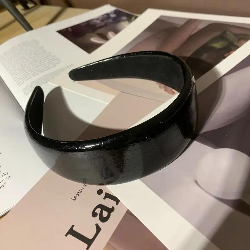 

Новая глянцевая повязка на голову из искусственной кожи с имитацией крокодиловой кожи, женская простая широкая боковая модная повязка на голову, бусины, аксессуары для волос, подарок чёрный