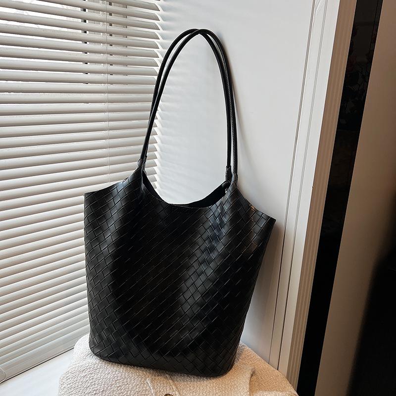 

Spring new woven pattern casual simple large capacity retro underarm portable shoulder bucket bag women чорний