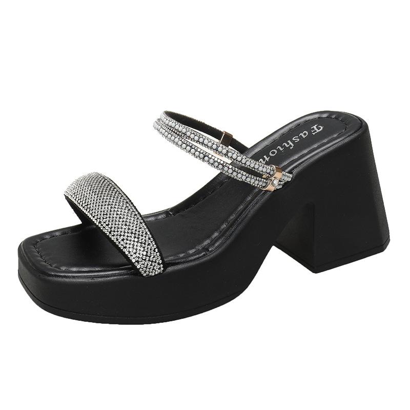 

Крутые тапочки женские летние 2025 года, новые однотонные пляжные туфли со стразами, модные босоножки на толстом каблуке с двумя носками 41