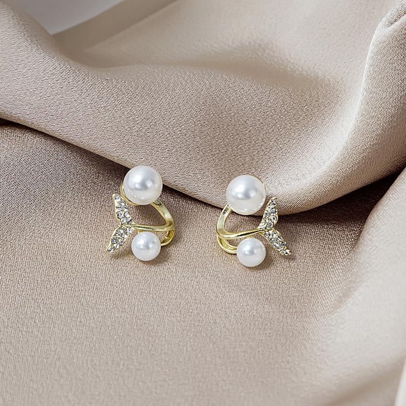 Light Luxury Simple Pearl Earrings Women'S Metal Smooth Pearl Geometric Star Love Ear Jewelry Of The Same Style