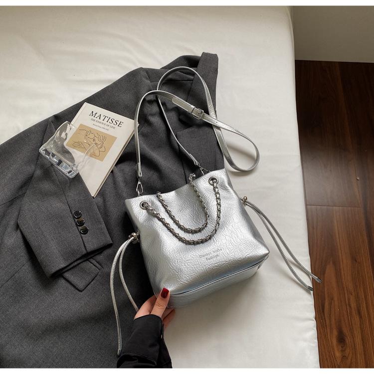 

Simple texture chain bucket bag women s 2025 new high-end niche versatile messenger bag fashionable commuter bag