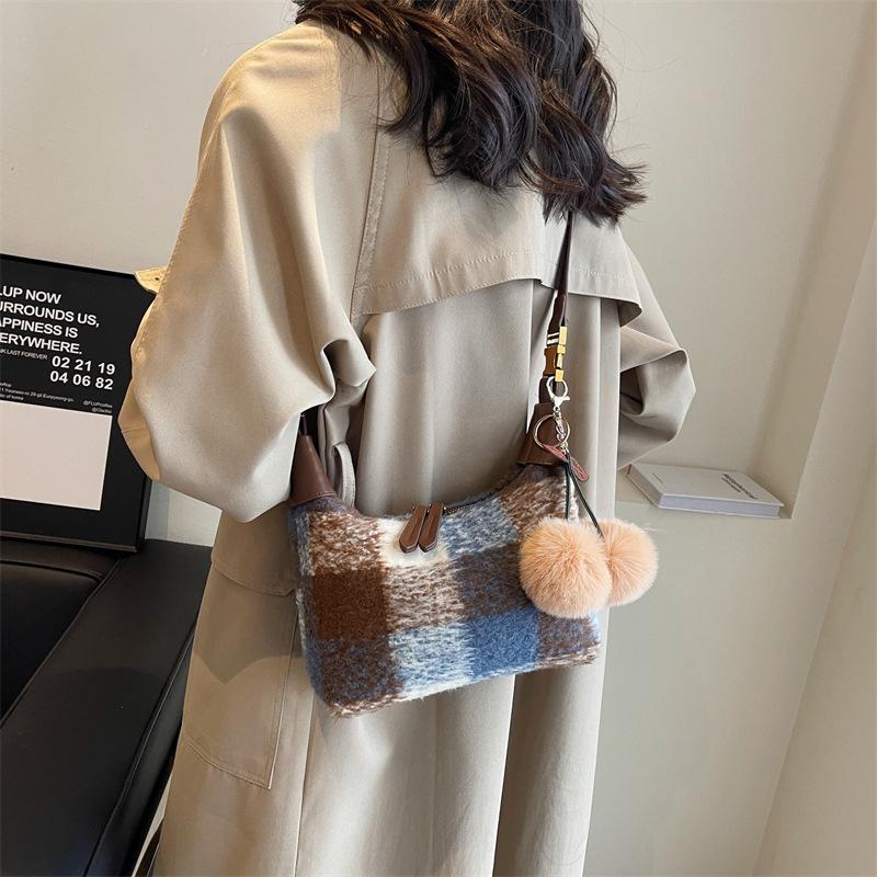 

Модная клетчатая сумка женская 2025 новая шерстяная клетка контрастного цвета маленькая квадратная сумка высокого класса на одно плечо сумка-мессенджер 23*10*13