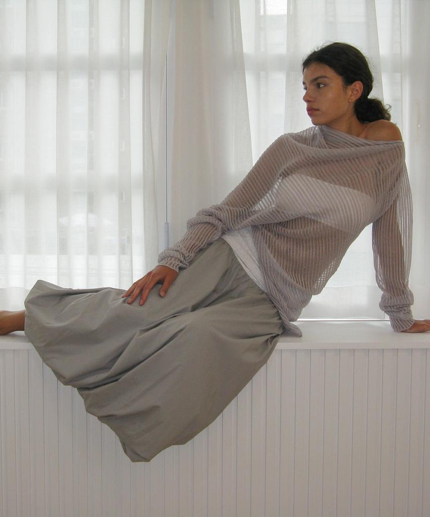 PARTIMENTO WOMEN Sheer Asymmetrical Knit Crew Neck_Light Gray