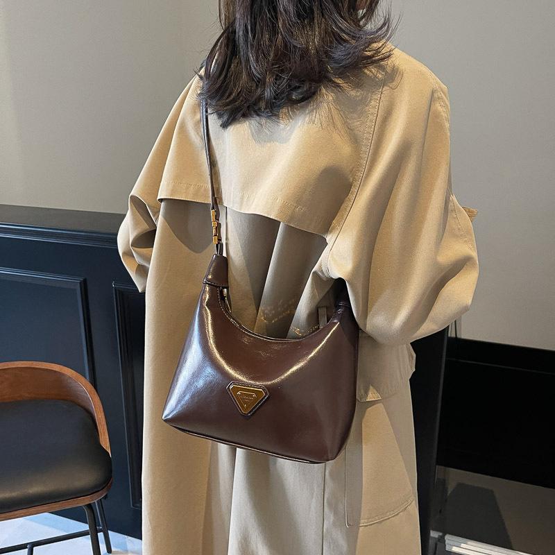 This Year, the Popular Small Bag Women's 2025 Autumn and Winter New Portable Pillow Bag Retro Glossy High-end Textured Messenger Bag