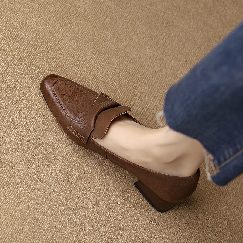 2025 new brown French single shoes women's pointed head thick heel medium heel small leather shoes commuter temperament low heel women's shoes