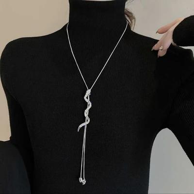 Elegante lange Schlangenkette: Luxuriöses Herbst/Winter Modeaccessoire für Damen