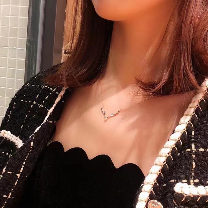 Japanische minimalistische Geweih-Halskette für Damen – INS-Stil, Nischen-Design, Leichter Luxus, Hochwertiger Anhänger, Hirsch-Schlüsselbein-Kette