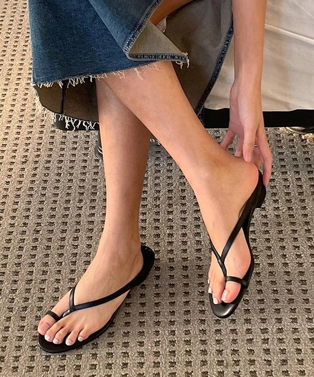 

Натуральная кожа корейская версия набора пальцев с тонкими ремешками для фиксации стопы, шлепанцы для женской уличной обуви, летняя новая модная модель на толстом каблуке 35 чёрный