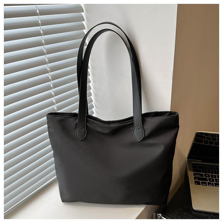 Стильная вместительная новая повседневная однотонная нейлоновая сумка-тоут через плечо 2024 чёрный