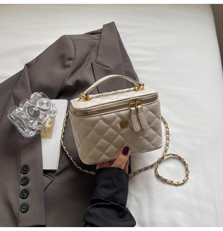 Bucket bag women s bag 2025 casual niche design shoulder bag trend summer simple shoulder bag diamond messenger bag