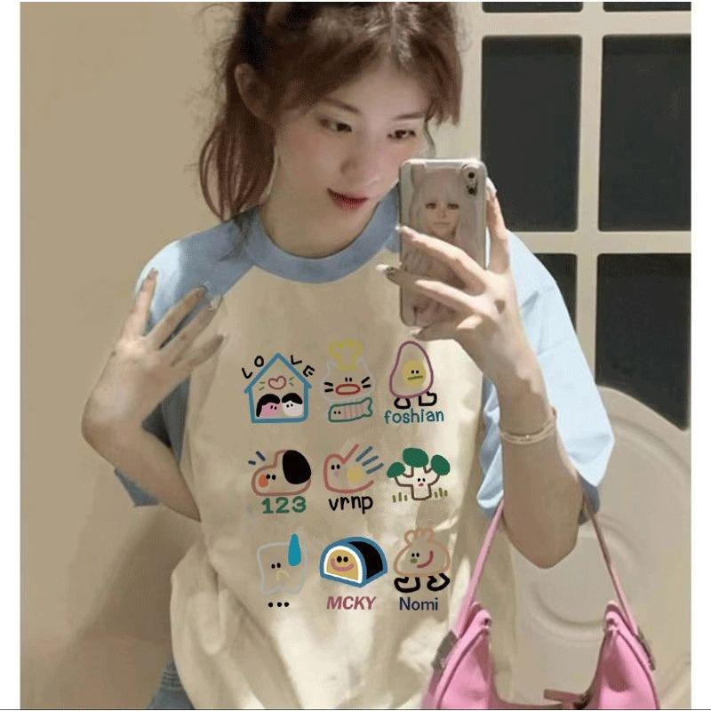 Camiseta de Algodão Puro com Ombro Raglã e Manga Curta Feminina Verão Tamanho Grande Divertida e Moderna Estampada Contrastante Casual