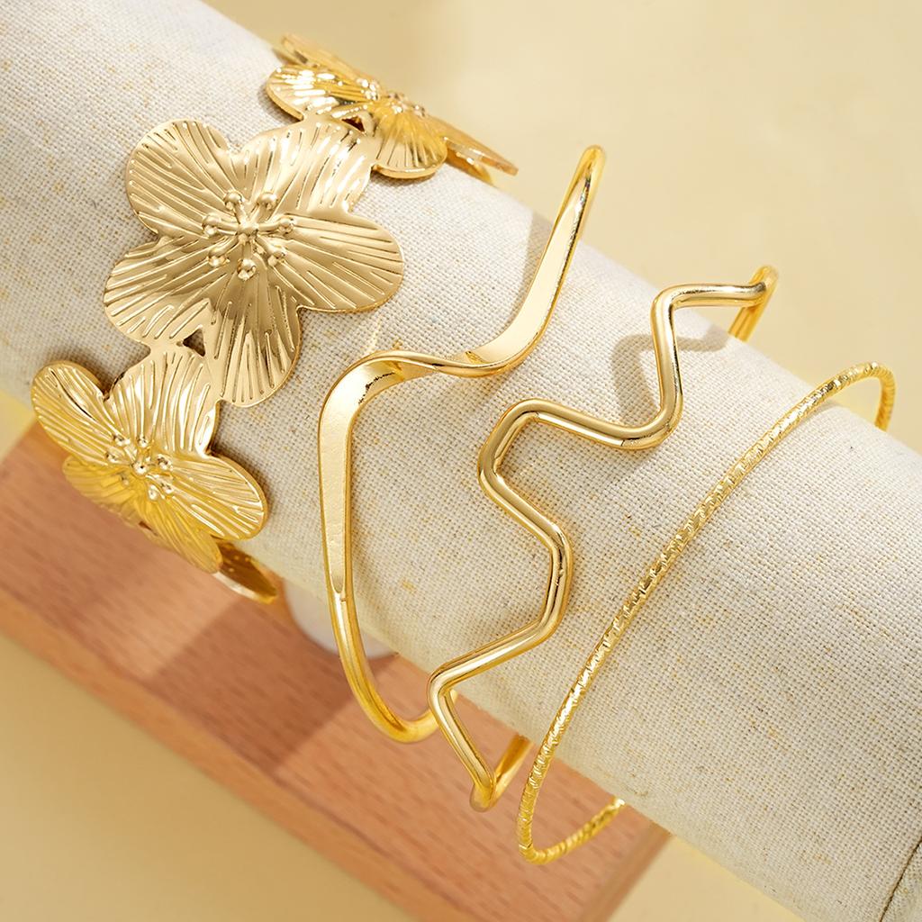 Conjunto de 4 Peças/Conjunto de Pulseiras Metálicas com Flores e Linhas em Relevo para Mulheres Senhoras Simplicidade Exagerada Conjunto de Pulseiras Acessórios de Joias para Férias