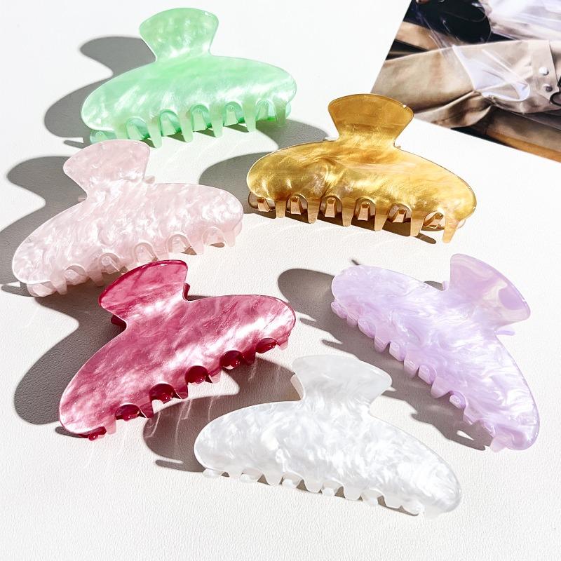 The Oval Hair Clip Exudes A High-end Feel. The Half-tied Shark Clip At The Back of The Head Is A Fashionable Hair Accessory