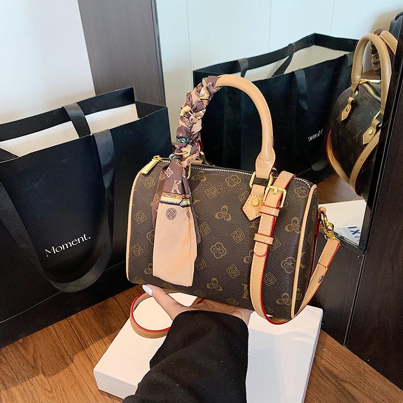 Borsa a Mano/Tracolla Versatile a Cuscino da Donna 2026 con Occhiali da Lettura e Foulard di Seta