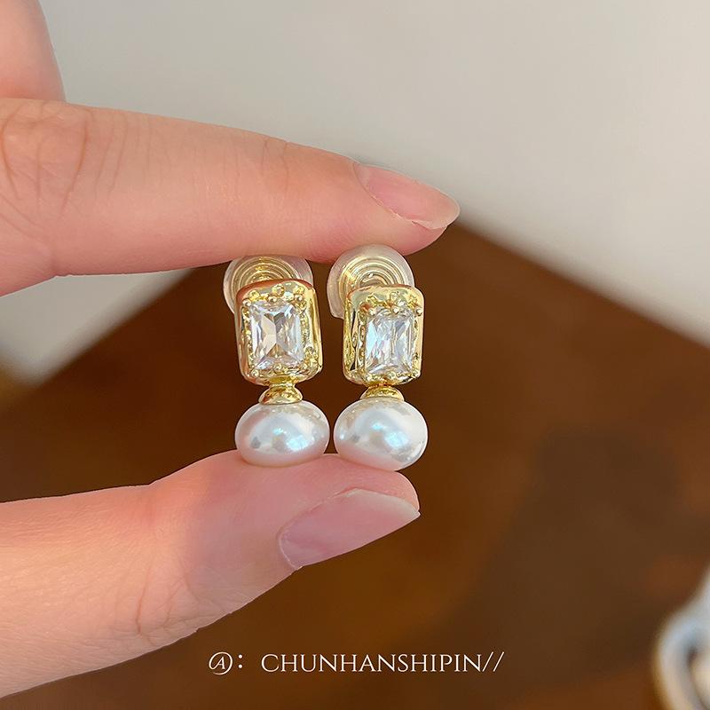 Strong light French square pearl earrings, mosquito coil disc earrings, light luxury high-end stud earrings, celebrity style pearl earrings for women