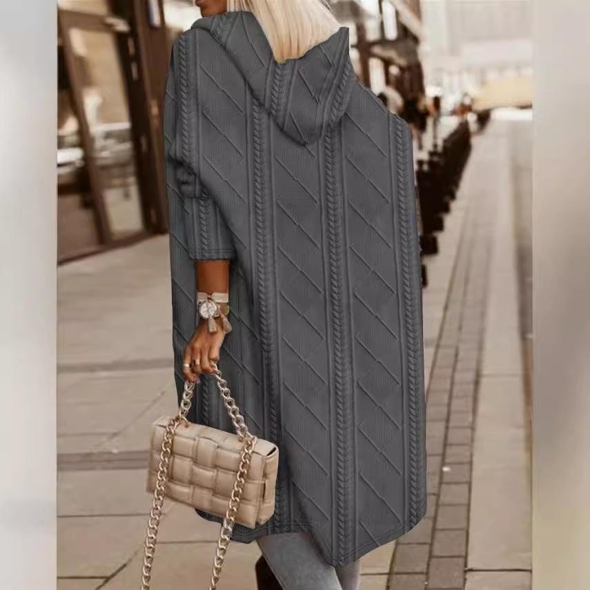 

Женское длинное пальто-тренч с капюшоном и карманами, крупной вязки «косы», Осень/Зима 2024 S