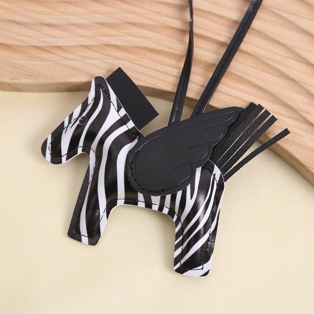 Кожаный брелок Пегас: Универсальный мультяшный кулон с кисточкой и элегантный аксессуар чёрный