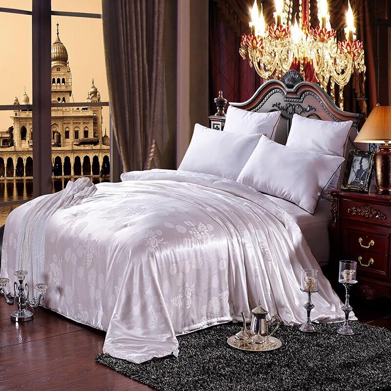 

Muxinzi Satin Jacquard Winter Quilt with Silk Blend Filling