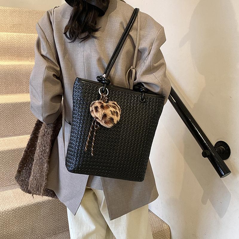 Portable woven bag women's 2025 new trendy retro tote bag simple large capacity shoulder armpit bag