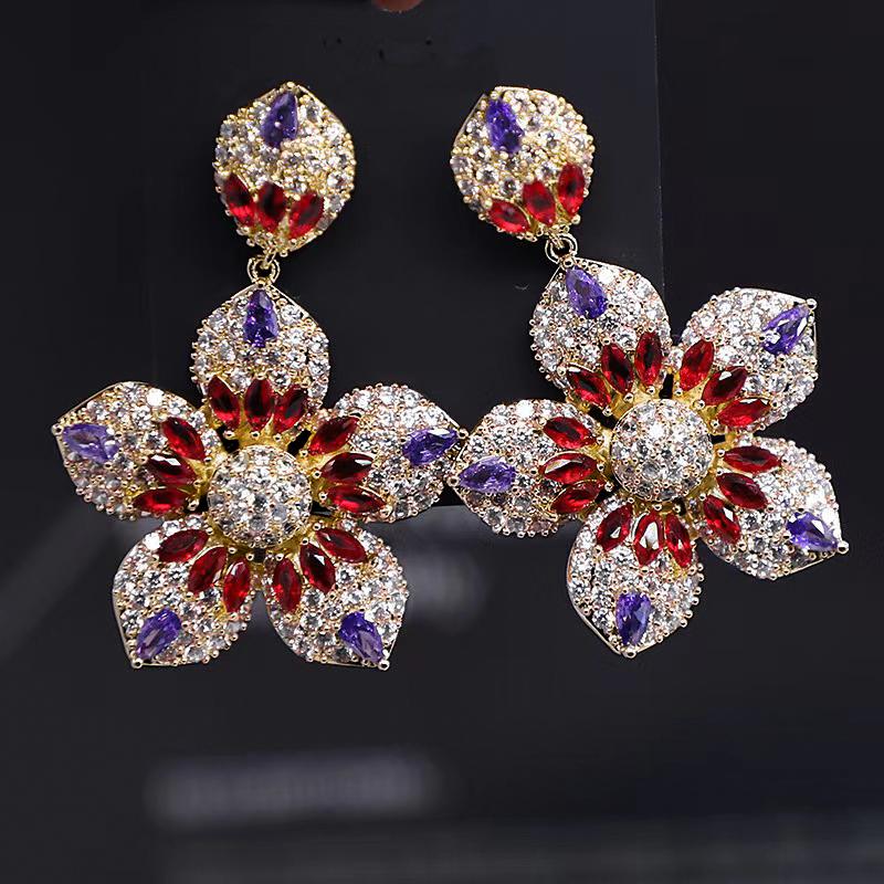 

Серьги-гвоздики с цветочным узором из кубического циркония в стиле «тяжелая промышленность» золотистый