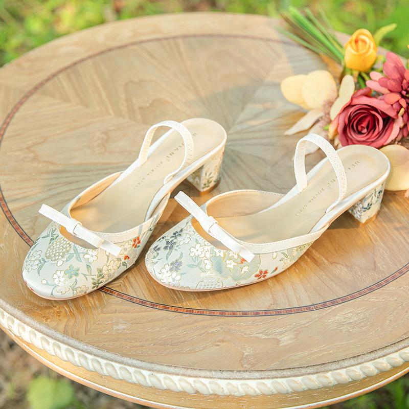 

Новые китайские вышитые сандалии с круглым носком для женщин, на высоком каблуке, на толстом каблуке, из овчины, летние шлепанцы на резинке 39