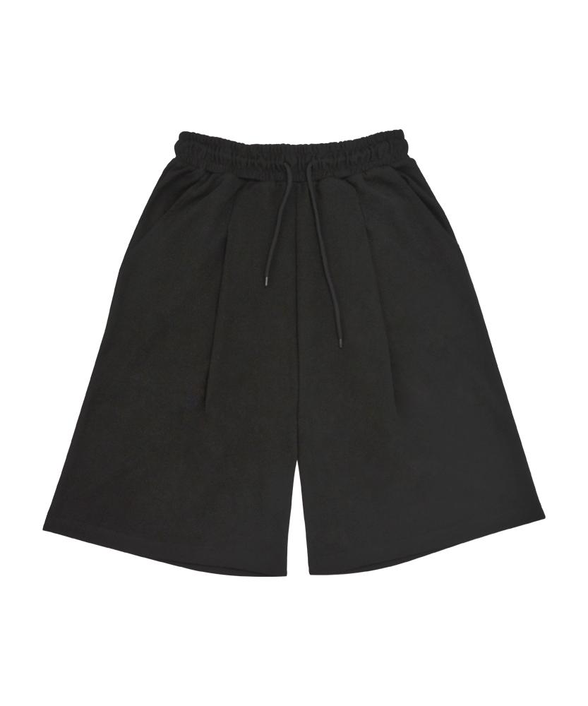 Yunieopaeleol Ua One-Pleat Wide Sweat Shorts