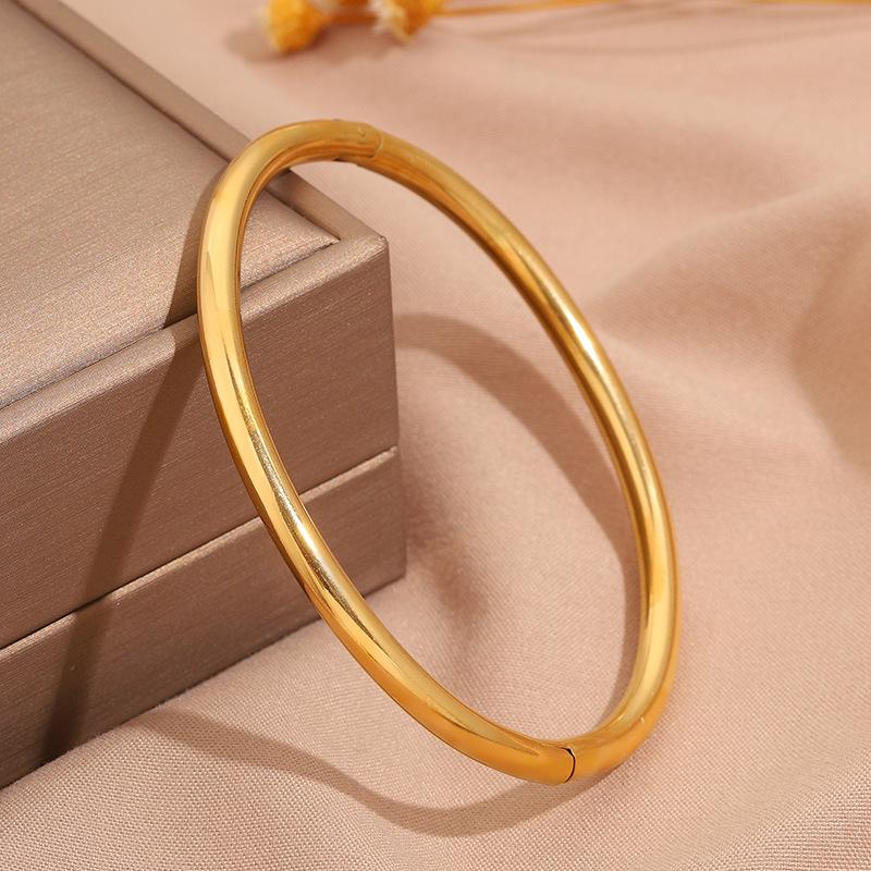 Hot-selling titanium steel bracelet, girls' high-end sense of fashion, popular light luxury in Europe and the United States, Gypsy star love diamond