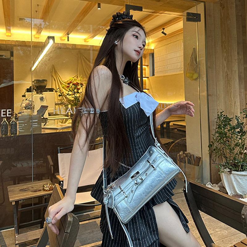 

Truck Bag with Niche Design Elements - Stylish Commuter Single-shoulder Crossbody Bag срібний